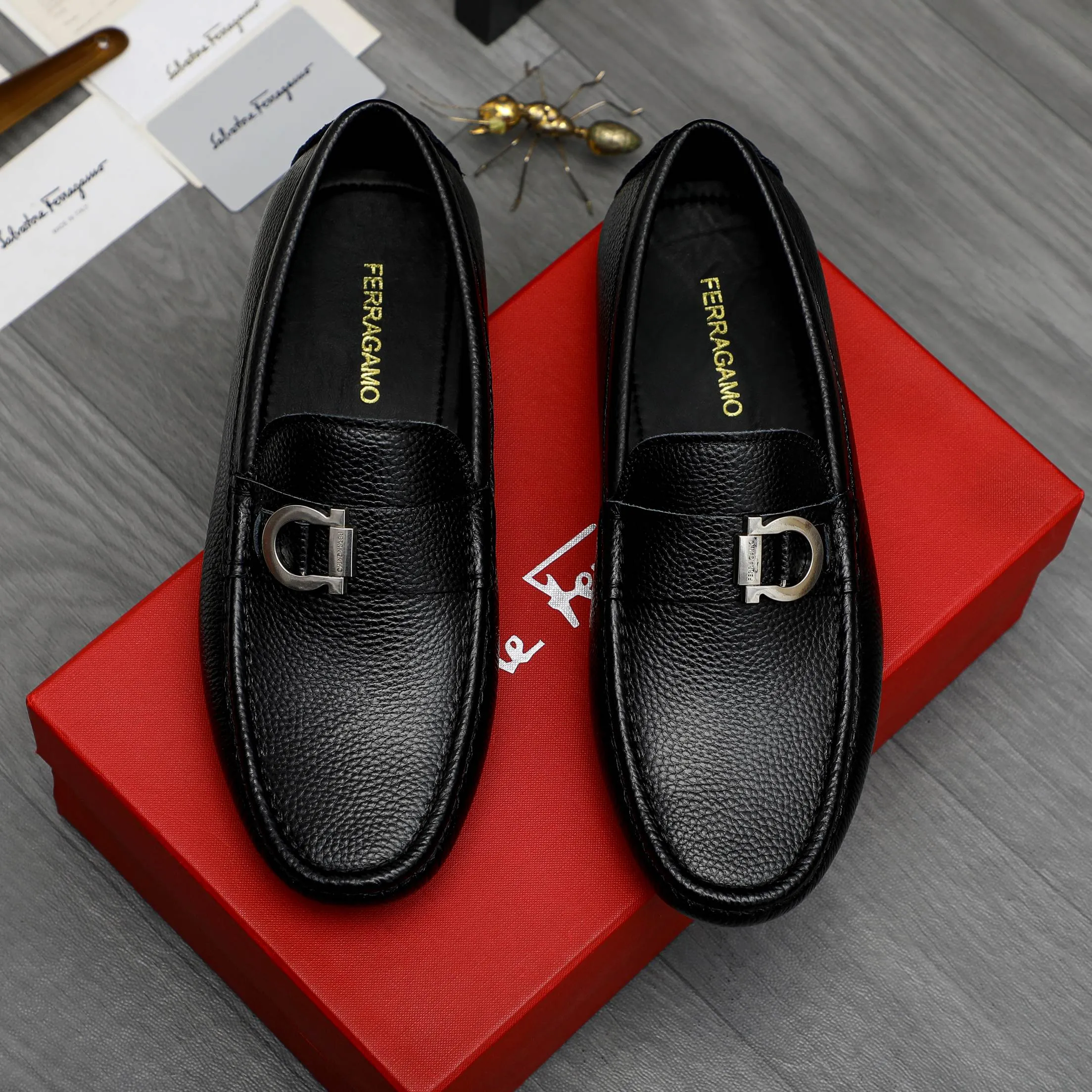 P420 Product trademark: Ferragamo [Ferragamo] Casual slip-on men's shoes Regular size: 38-44 Product material: Selected pebbled cowhide upper, sheepskin lining, original rubber outsole